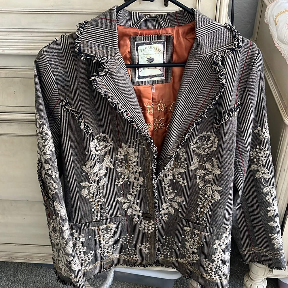 Vintage Paparazzi by Biz floral embroidered women’s tweed jacket.